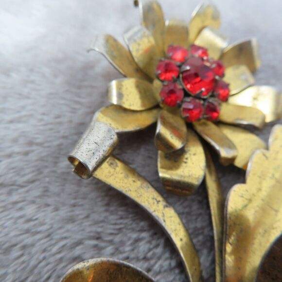 Vintage 1940s Art Deco Metal Lapel Pin Red Stones Retro Flower Floral - Picture 5 of 8